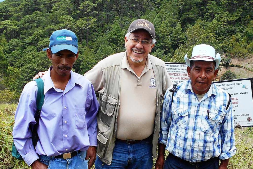 El ingeniero Carlos Zelaya con dos productores de Santa Ana, La Paz, Honduras. 